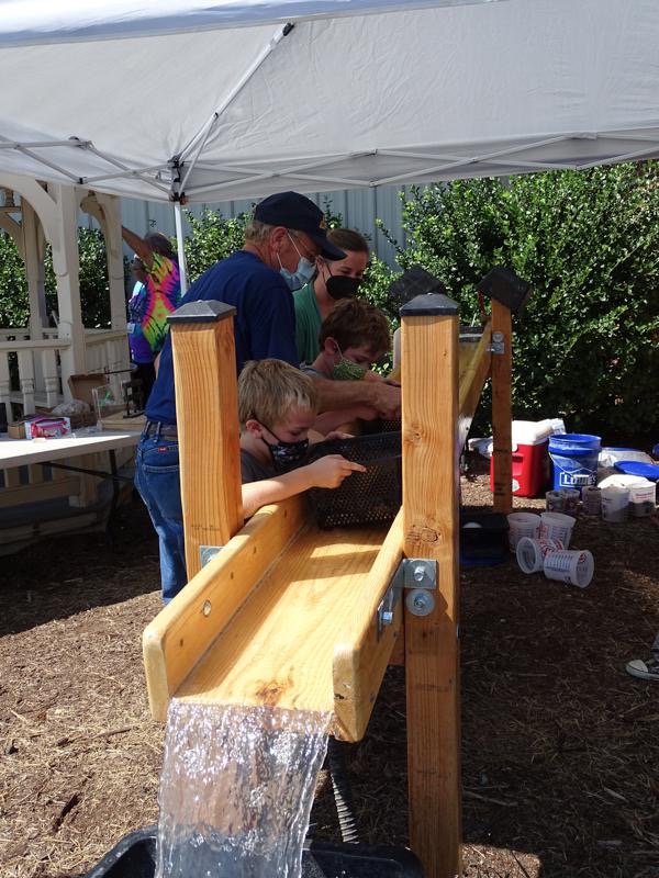Gem sluice in operation